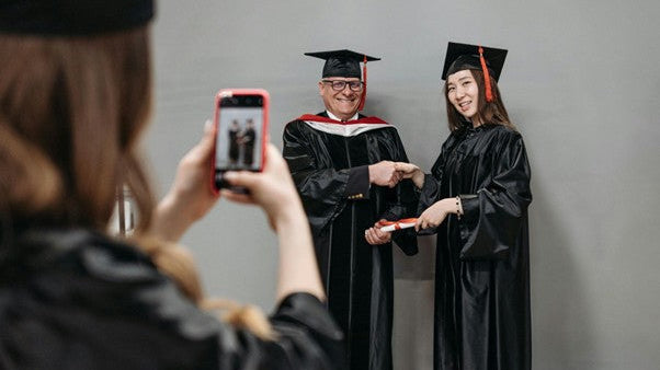 How to Choose the Perfect Graduation Photo Frame