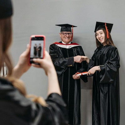How to Choose the Perfect Graduation Photo Frame